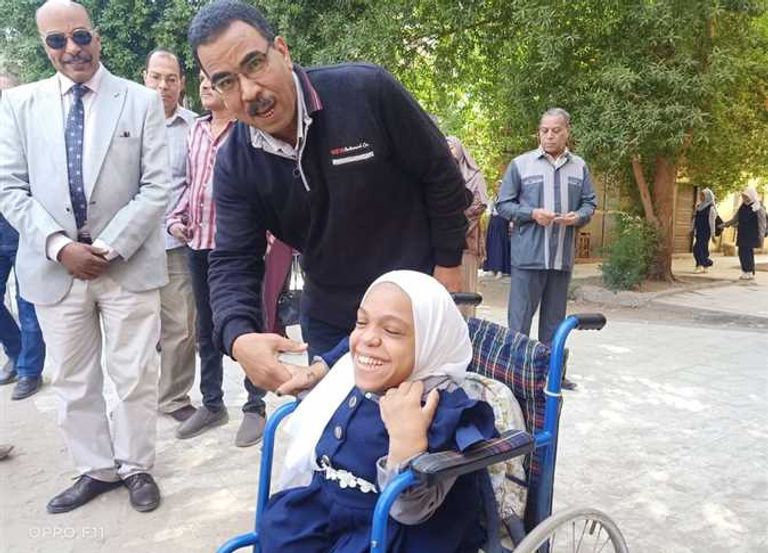 مريض على سرير طبي يدلي بصوته في الانتخابات الرئاسية 2024 بمصر