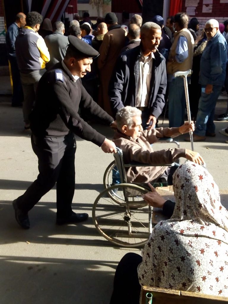 مريض على سرير طبي يدلي بصوته في الانتخابات الرئاسية 2024 بمصر