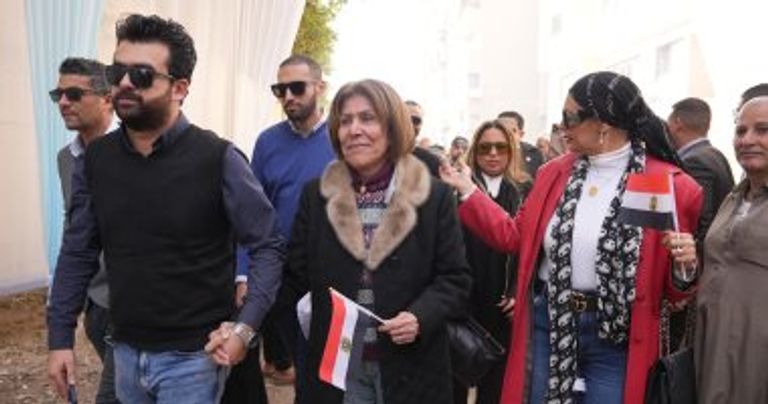 مريض على سرير طبي يدلي بصوته في الانتخابات الرئاسية 2024 بمصر