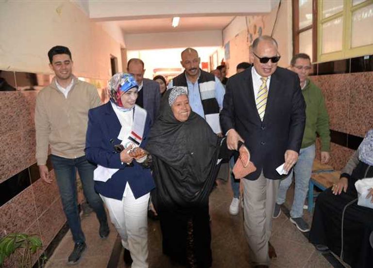 مريض على سرير طبي يدلي بصوته في الانتخابات الرئاسية 2024 بمصر