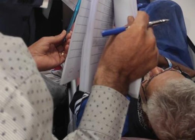 مريض على سرير طبي يدلي بصوته في الانتخابات الرئاسية 2024 بمصر