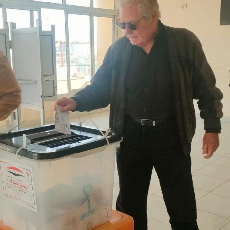 حسين فهمي لحظة التصويت في الانتخابات