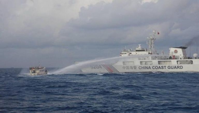 حرس السواحل الصينية يشن هجوما ضد سفينة فلبينية