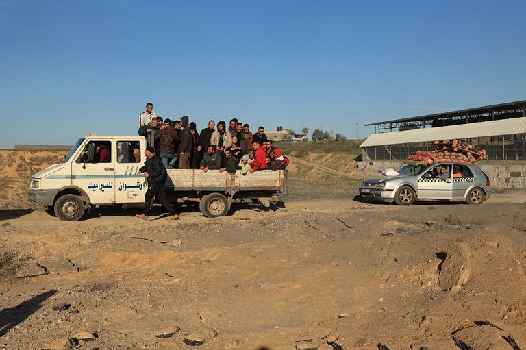 دخان وغبار متصاعد جراء غارات إسرائيلية على غزة