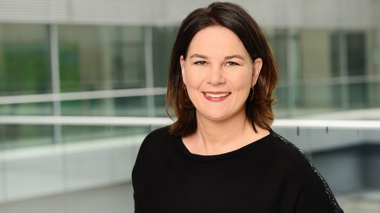 دخان وغبار متصاعد جراء غارات إسرائيلية على غزة