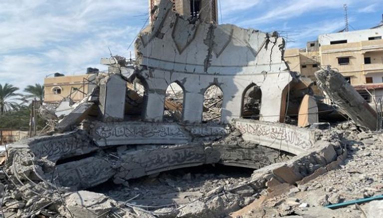 منظر لبقايا مسجد دمرته الضربات الإسرائيلية وسط غزة