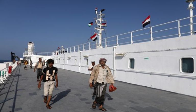 حوثيون على ظهر السفينة غالاكسي ليدر، التي استولى عليها الانقلابيون الشهر الماضي