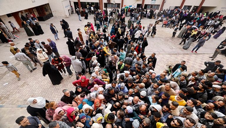 مواطنون على أبواب مراكز الاقتراع في الانتخابات الرئاسية