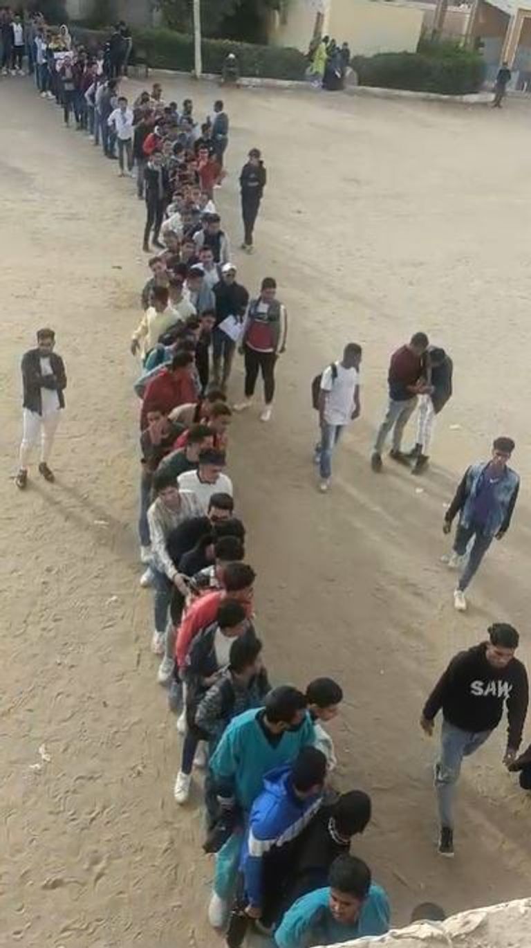 جانب من الطابور الطويل للشباب المشاركين في الانتخابات