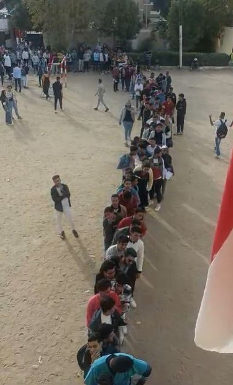جانب من الطابور الطويل للشباب المشاركين في الانتخابات
