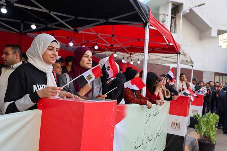 ناخبون مصريون في طابور أمام لجنة انتخابية بالقاهرة - رويترز