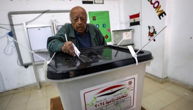 ناخب مصري يدلي بصوته في الانتخابات الرئاسية - رويترز