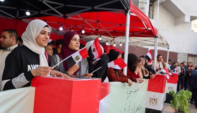 ناخبات مصريات أمام إحدى اللجان الانتخابية 