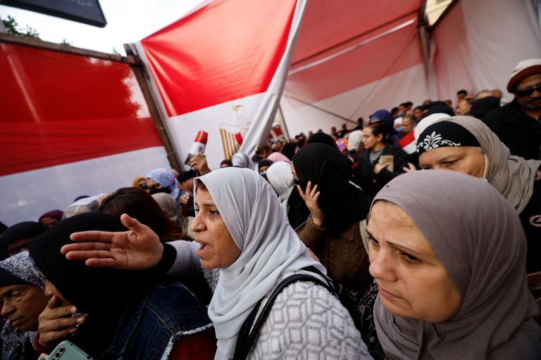 ناخبات مصريات أمام إحدى اللجان الانتخابية 