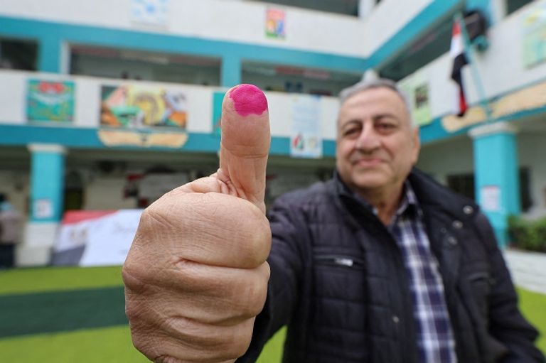 ناخب مصري يدلي بصوته في الانتخابات الرئاسية - رويترز