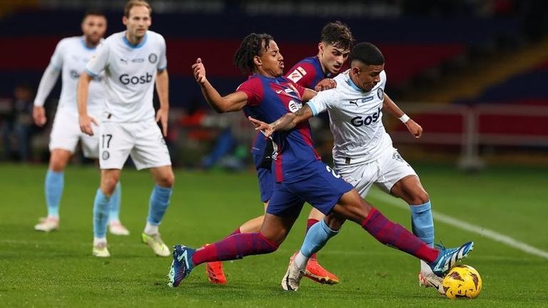 مباراة برشلونة وجيرونا.. سافيو يراوغ كوندي