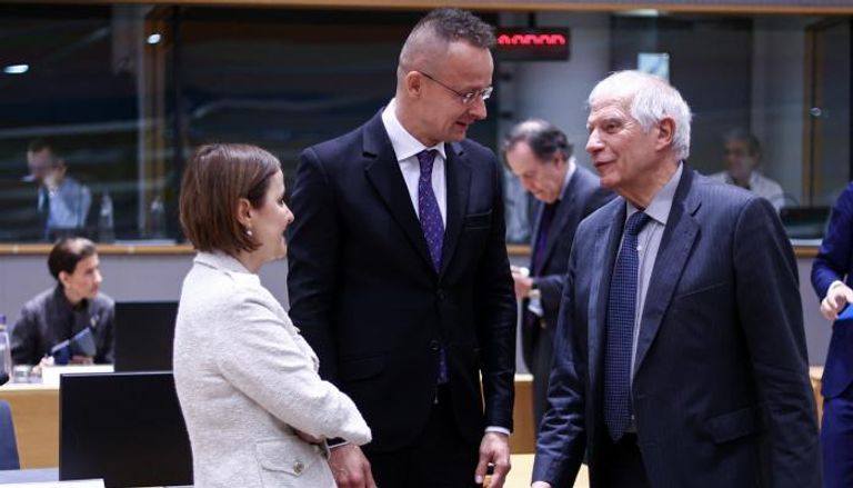 بوريل يتحدث مع وزير التجارة المجري ووزيرة خارجية رومانيا