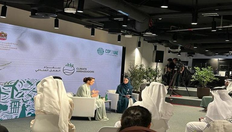 مريم بنت محمد المهيري خلال جلسة لسفراء العمل المناخي