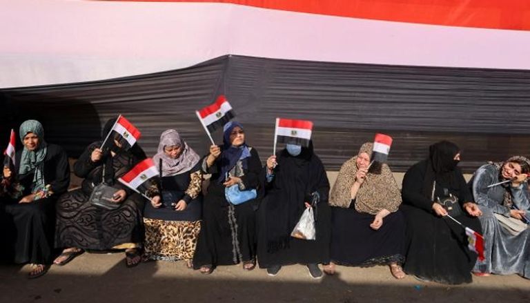 سيدات مصريات أمام إحدى اللجان - رويترز