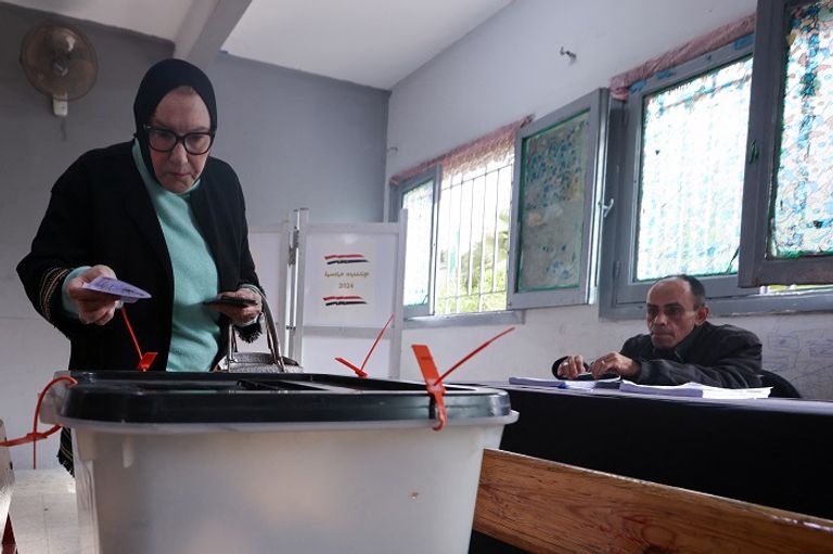 سيدات مصريات أمام إحدى اللجان - رويترز