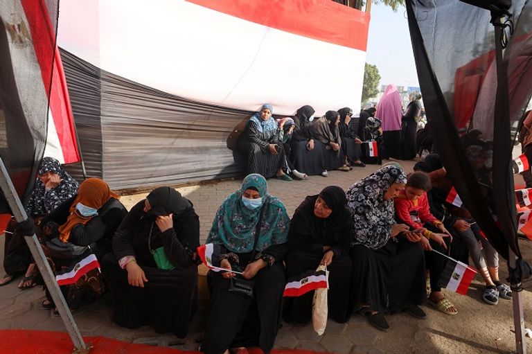 سيدات مصريات أمام إحدى اللجان - رويترز