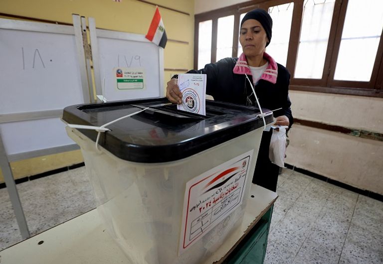 سيدات مصريات أمام إحدى اللجان - رويترز