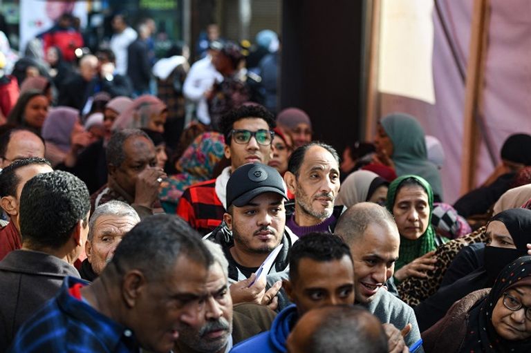 ناخبون مصريون أمام إحدى اللجان الانتخابية