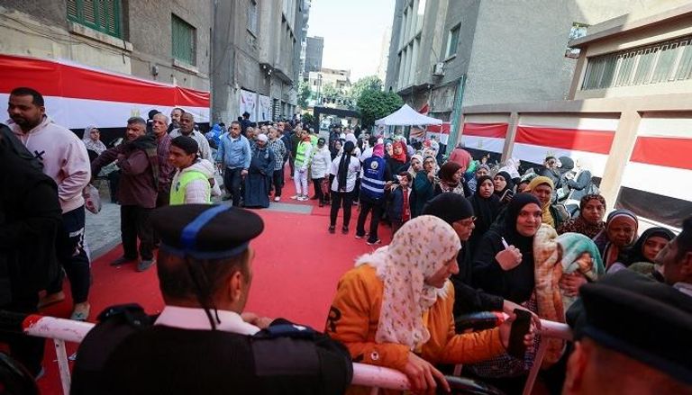 ناخبون مصريون أمام إحدى اللجان الانتخابية