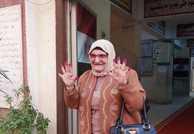 المسنة عقب الإدلاء بصوتها