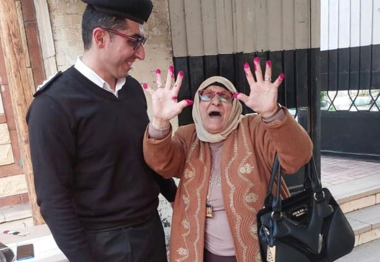 المسنة عقب الإدلاء بصوتها
