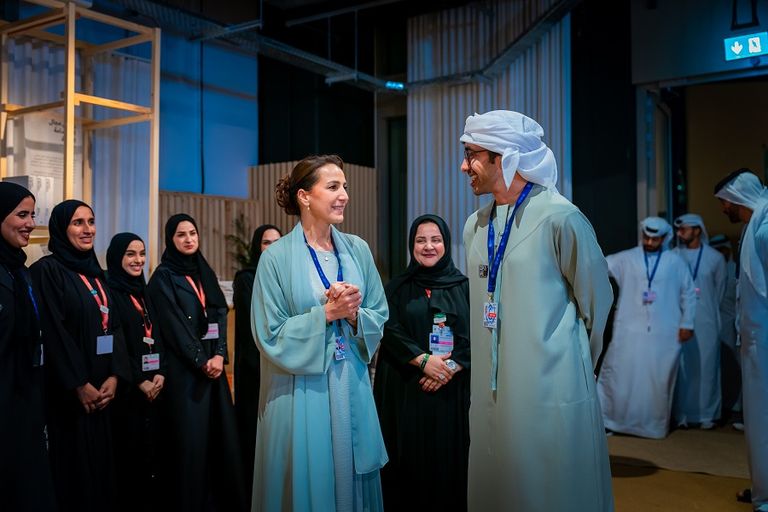 عبدالله بن زايد يزور جناح الإمارات ويشكر الفريق المشارك في COP28 الشيخ عبدالله بن زايد في أثناء زيارته جناح الإمارات