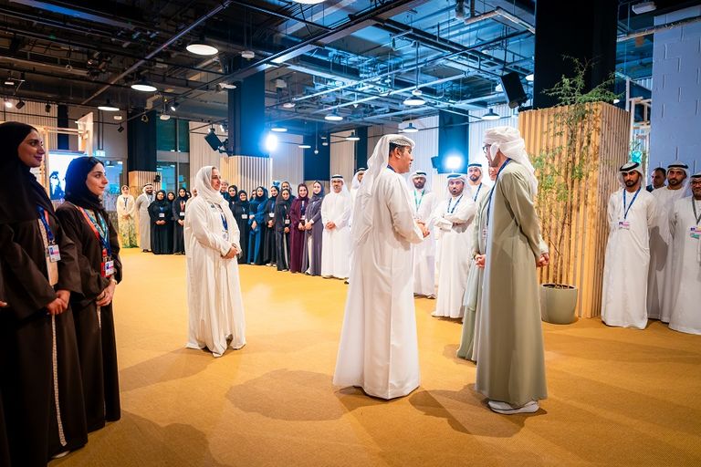 عبدالله بن زايد يزور جناح الإمارات ويشكر الفريق المشارك في COP28 الشيخ عبدالله بن زايد في أثناء زيارته جناح الإمارات