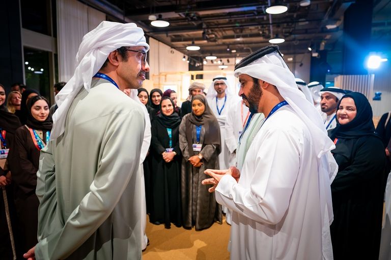 عبدالله بن زايد يزور جناح الإمارات ويشكر الفريق المشارك في COP28 الشيخ عبدالله بن زايد في أثناء زيارته جناح الإمارات