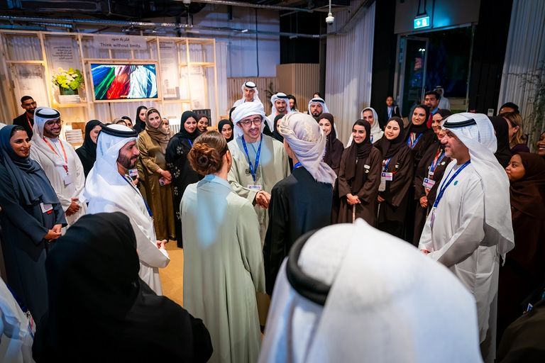 عبدالله بن زايد يزور جناح الإمارات ويشكر الفريق المشارك في COP28 الشيخ عبدالله بن زايد في أثناء زيارته جناح الإمارات