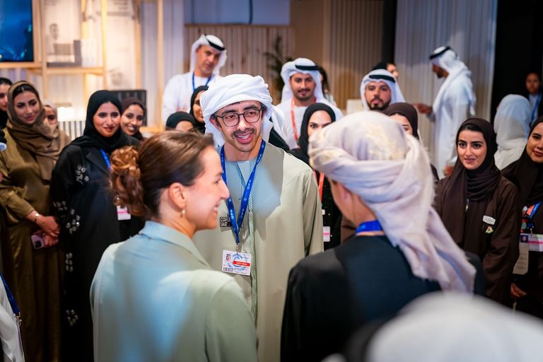 عبدالله بن زايد يزور جناح الإمارات ويشكر الفريق المشارك في COP28 الشيخ عبدالله بن زايد في أثناء زيارته جناح الإمارات