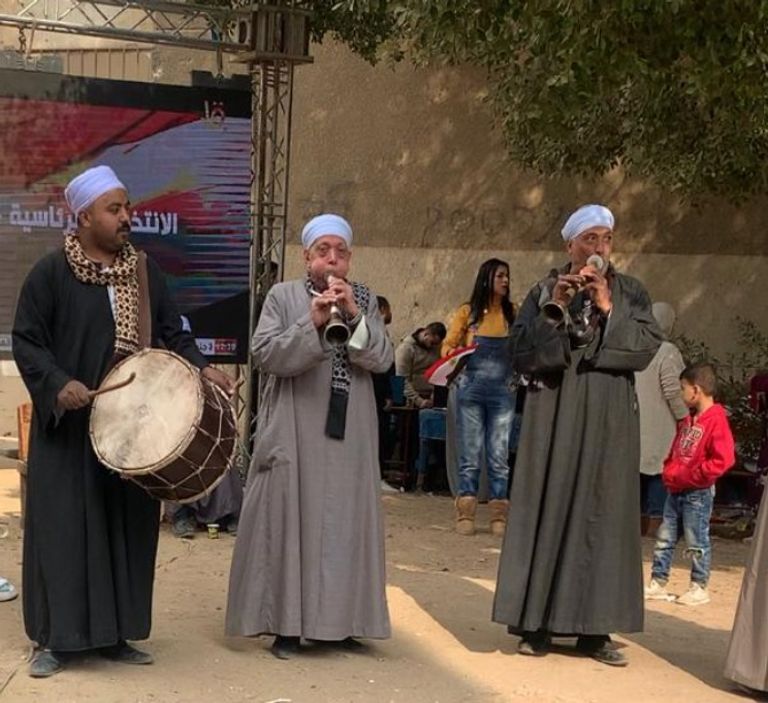 ناخبون يحملون الأعلام المصرية