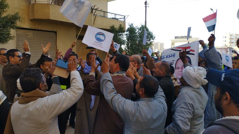 ناخبون يحملون الأعلام المصرية