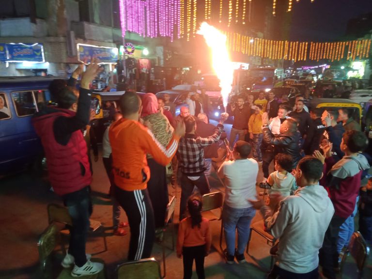 ناخبون يحملون الأعلام المصرية