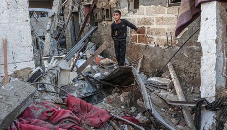 طفل فلسطيني وسط ركام منزل دمرته غارة إسرائيلية على غزة - أ.ف.ب