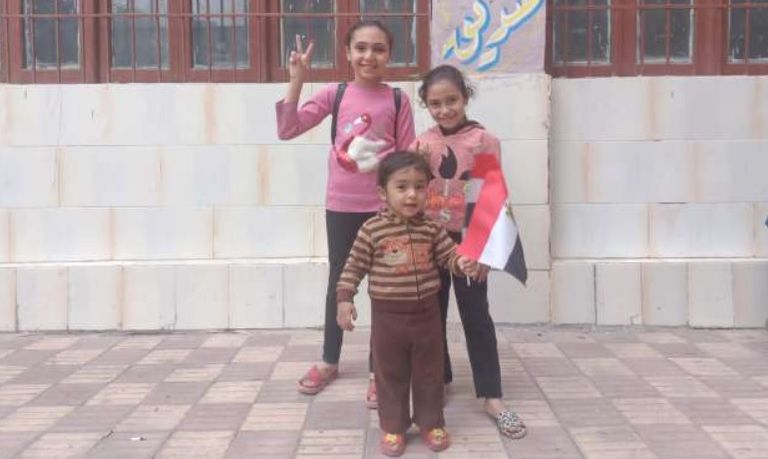 أطفال يحتفلون بالعُرس الانتخابي داخل إحدى لجان الاقتراع