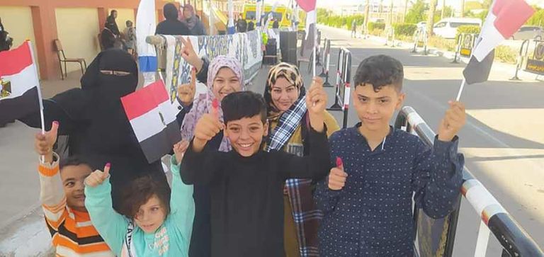 أطفال يحتفلون بالعُرس الانتخابي داخل إحدى لجان الاقتراع