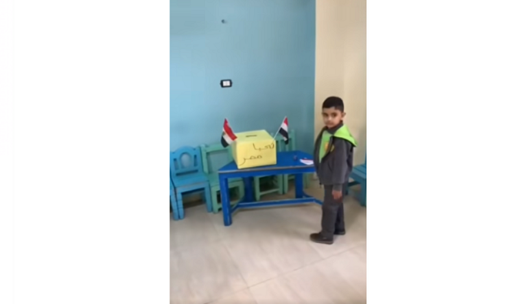 أطفال يحتفلون بالعُرس الانتخابي داخل إحدى لجان الاقتراع