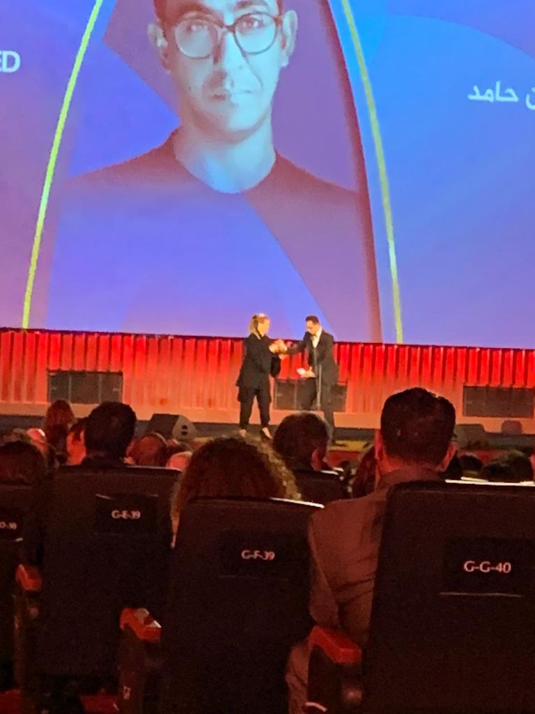 لحظة تسليم يسرا الجائزة إلى مروان حامد