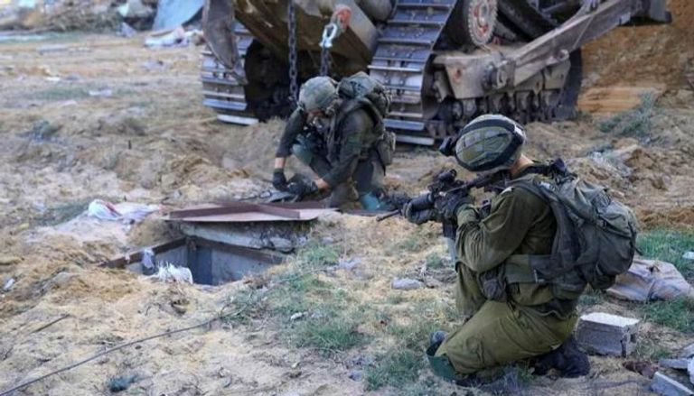 جنود إسرائيليون أمام إحدى فتحات الأنفاق في غزة