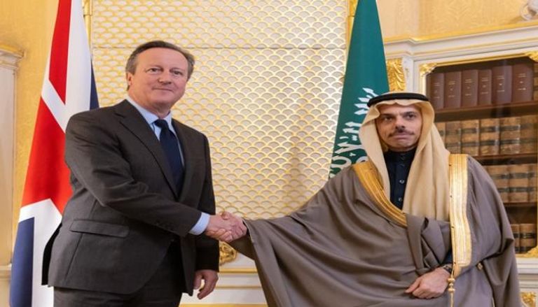 جانب من لقاء وزير الخارجية السعودي فيصل بن فرحان نظيره البريطاني كاميرون