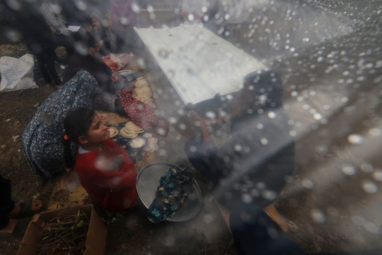 فلسطينية تحت غطاء بلاستيكي في خان يونس