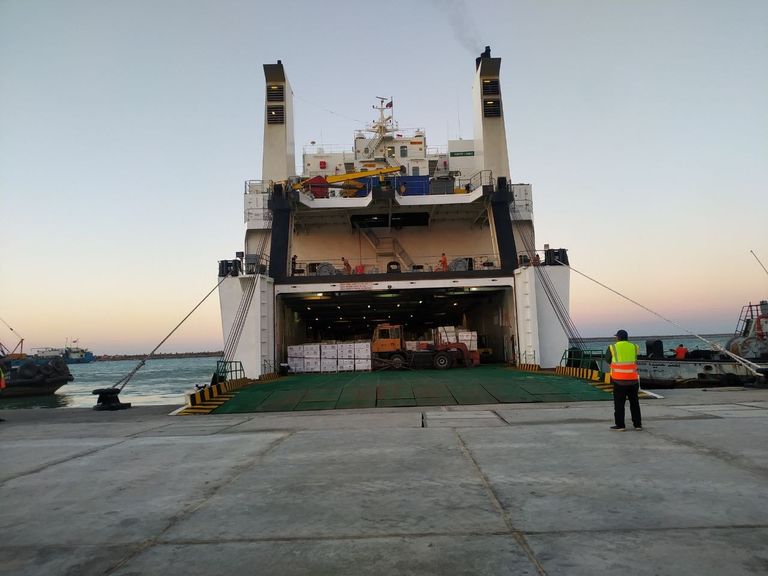 سفينة مساعدات إماراتية تصل إلى ميناء العريش