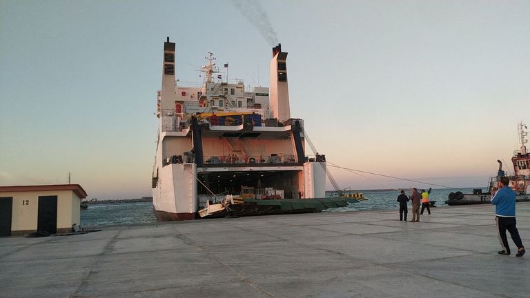 سفينة مساعدات إماراتية تصل إلى ميناء العريش