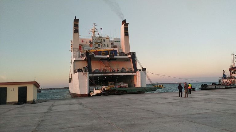 سفينة مساعدات إماراتية تصل إلى ميناء العريش