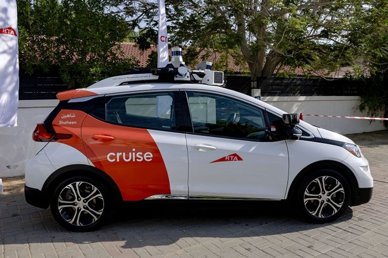 حمدان بن محمد يشهد تجربة تشغيل مركبة كروز الكهربائية ذاتية القيادة